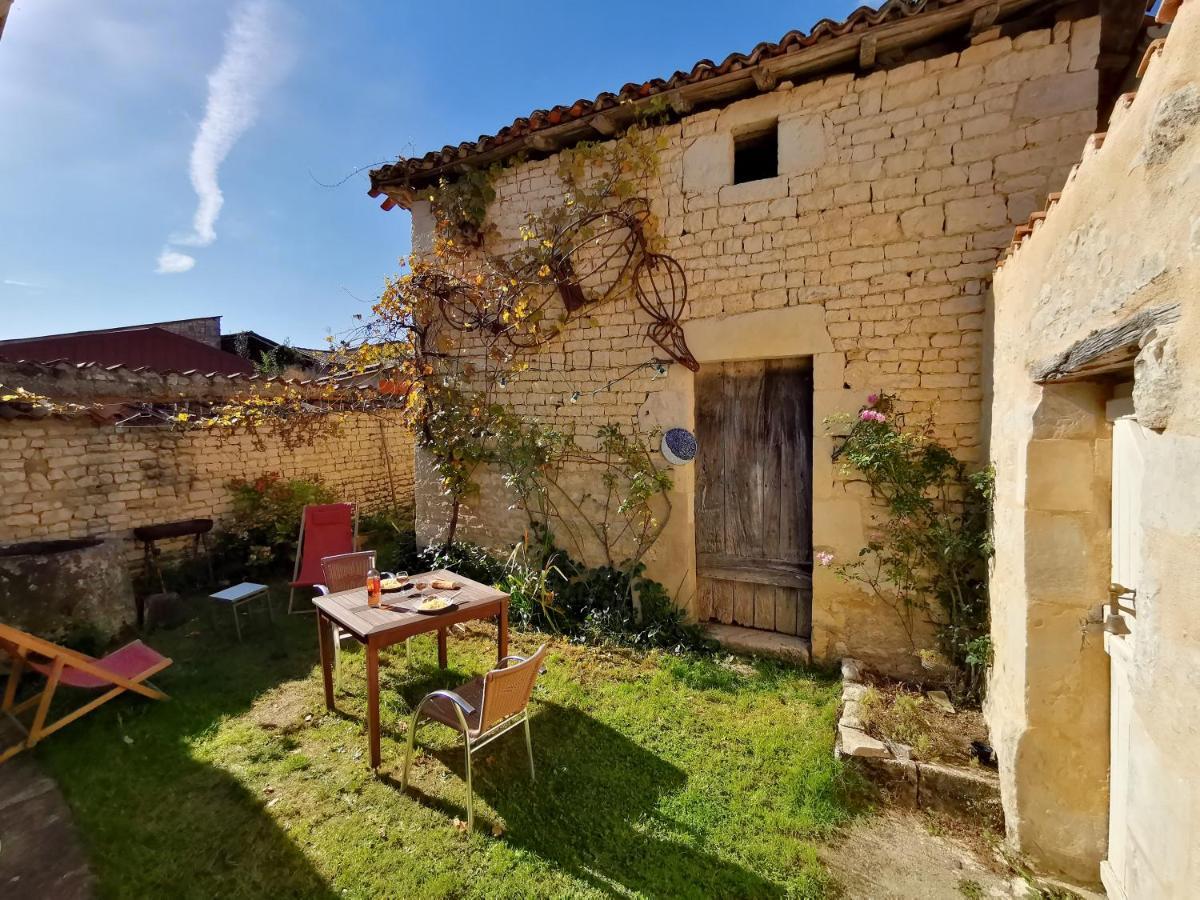 La Maison De Thomas Saint-Amant-de-Boixe Экстерьер фото