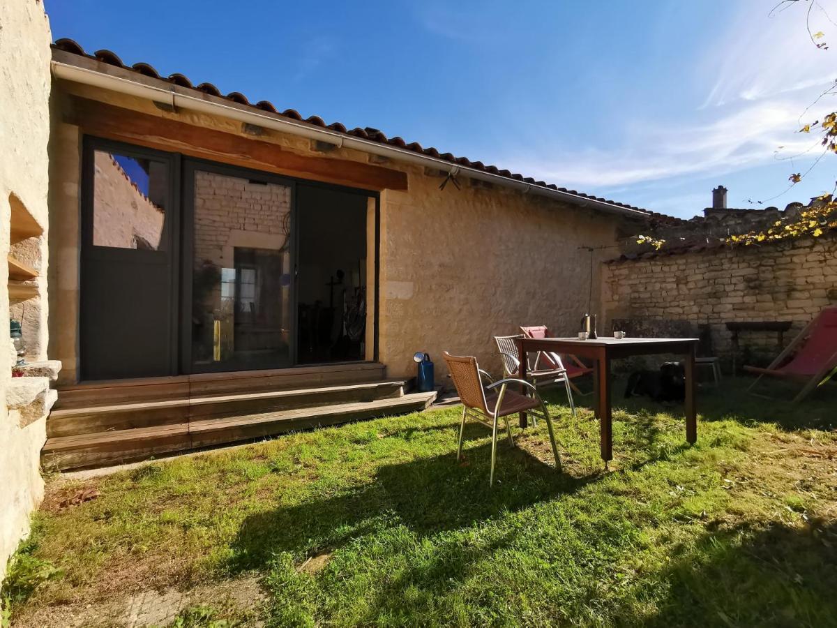 La Maison De Thomas Saint-Amant-de-Boixe Экстерьер фото